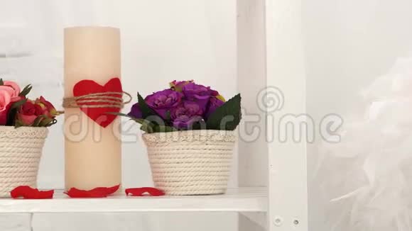 浪漫的情人节片段糖果与心和惊人的花盆视频的预览图