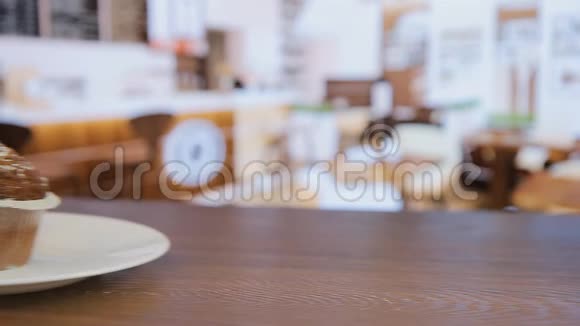咖啡馆里白色盘子里的美味松饼视频的预览图