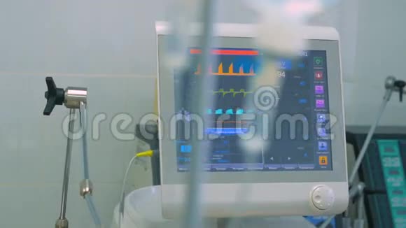 现代医院ICU的心电图监护仪滴管医疗设备视频的预览图