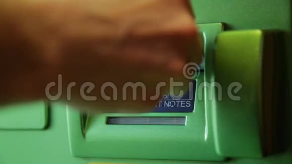 妇女在自动取款机上手工插入钞票银行提款机视频的预览图