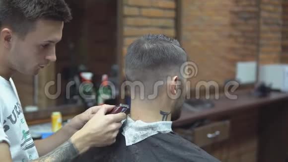 老板在理发店理发理发师给年轻人做发型视频的预览图