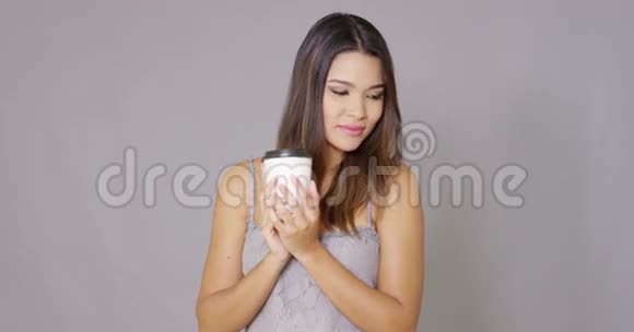 迷人的年轻女人喝外卖咖啡视频的预览图