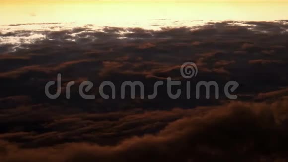 飞行在蓬松的云层之上视频的预览图