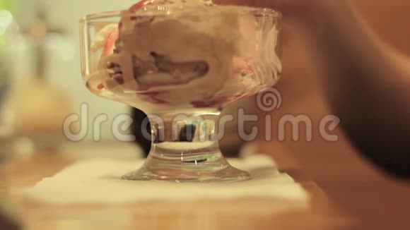 碗冷冰激凌特写人们吃的背景模糊视频的预览图