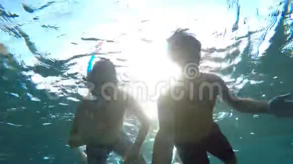 在印度尼西亚巴厘岛和父亲一起潜水的小男孩视频的预览图