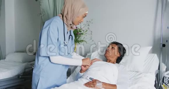 女医生安慰躺在病床上的病人视频的预览图