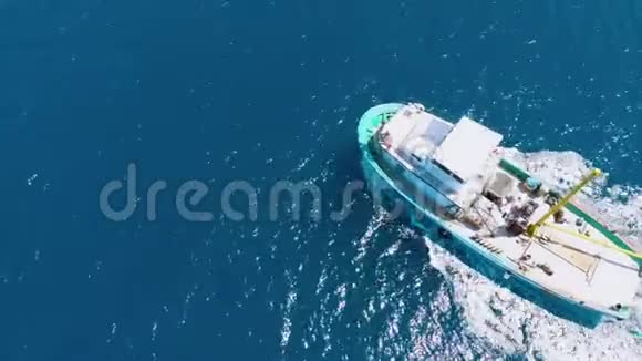 一艘小渔船去公海寻找和捕捉鲑鱼视频的预览图