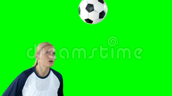 女运动员用足球打头视频的预览图