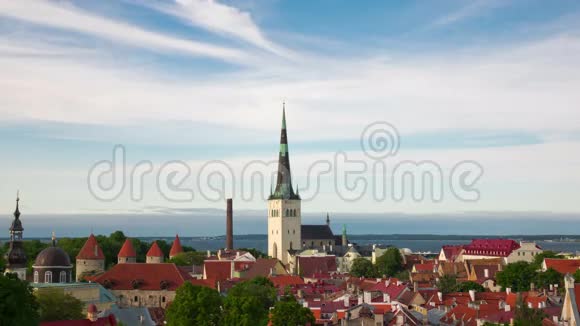 鸟瞰爱沙尼亚塔林时光流逝的老城区视频的预览图