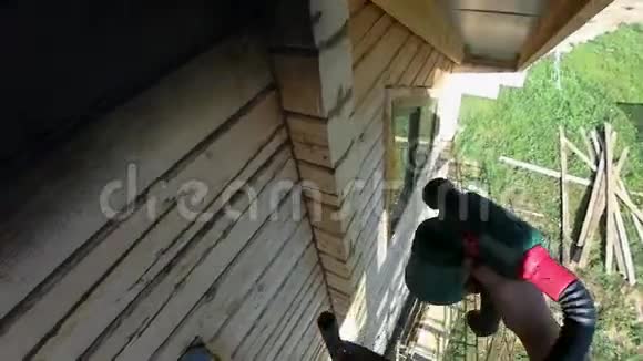夏季从街上修补房子的木墙视频的预览图