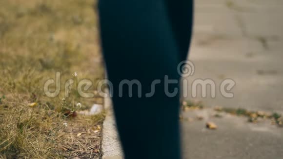 穿黑衣服的女人在户外的边境散步视频的预览图