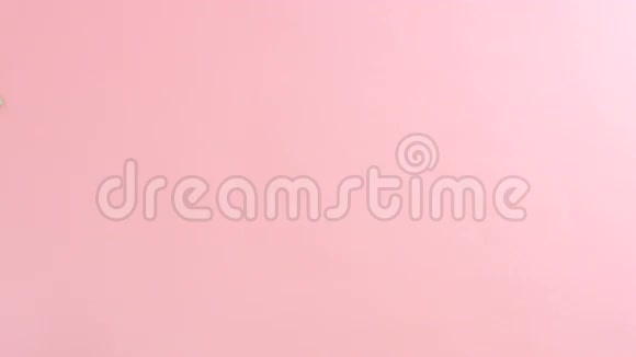 蝴蝶结系在粉红色背景上的一张纸上视频的预览图