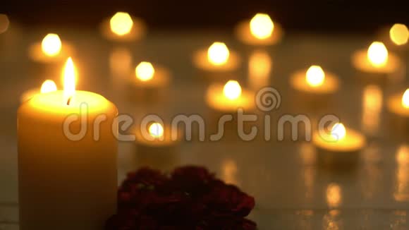 白色蜡烛用玫瑰点燃浪漫视频的预览图