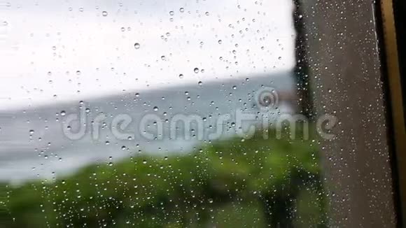 雨滴在玻璃上水的质地视频的预览图