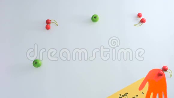 明信片上有祝福和装饰苹果白色背景的樱桃视频的预览图