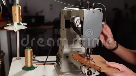 工匠用缝纫机做皮革视频的预览图