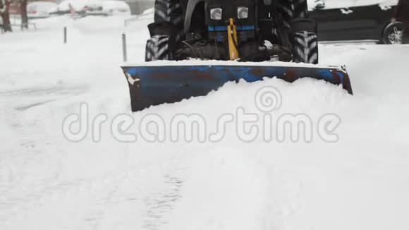 拖拉机在大雪后清路视频的预览图