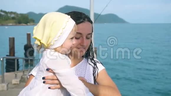 妈妈和小女儿远望大海视频的预览图
