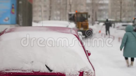 拖拉机在大雪后清路视频的预览图