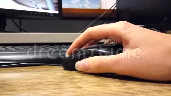 女人的手点击鼠标按钮工作场所电脑工作视频的预览图
