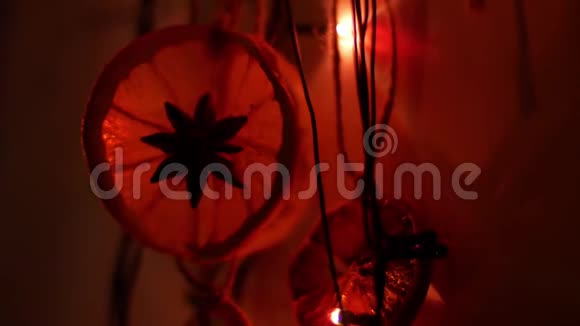 加兰在黑暗中燃烧和闪烁山毛榉花环手工制作圣诞节或新年闪烁视频的预览图