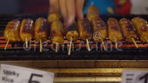亚洲街头美食烤香肠视频的预览图