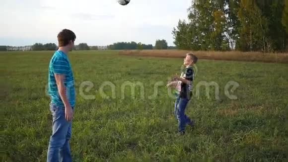 一家人在田里玩球视频的预览图