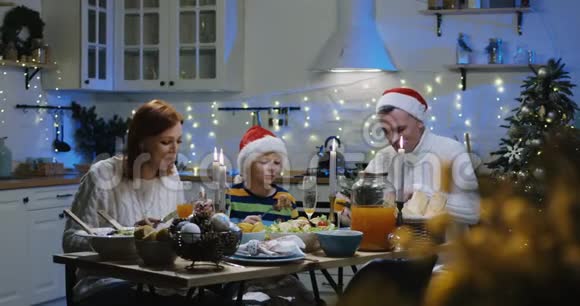 家人围着圣诞餐桌视频的预览图