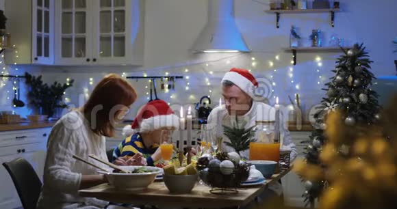 家人围着圣诞餐桌视频的预览图