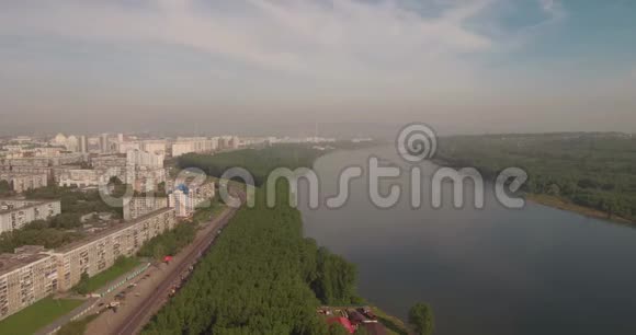 空中观景台飞越小城市附近美丽的河流空中摄影机拍摄景观全景4K视频的预览图