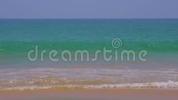 沙滩上有蓝色的海浪视频的预览图