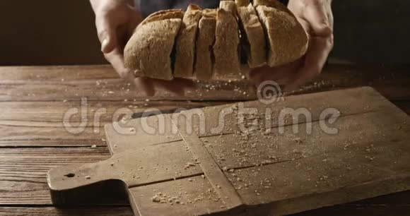 一块新鲜的面包片用面包屑在木板上烤视频的预览图