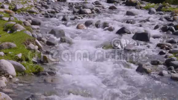 吉尔吉斯斯坦境内有石头的快速山区河流的特写视频的预览图
