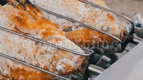 全国泰国菜煎鱼吐盐和绿色近景泰国和亚洲的异国食物视频的预览图