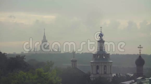 莫斯科下雨教堂和大学景观视频的预览图
