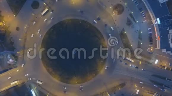 鸟瞰市中心环形交叉路口夜间全景视频的预览图