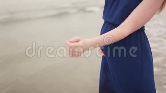 怀孕的女孩抚摸着她的肚子视频的预览图