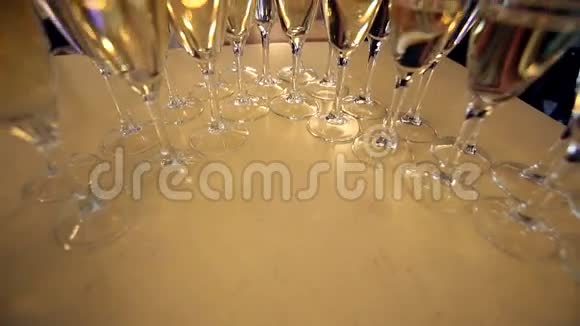 许多香槟酒杯视频的预览图