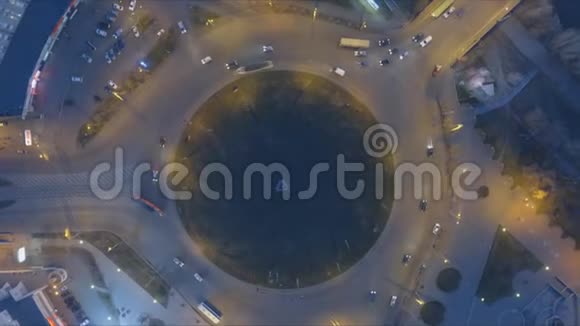 鸟瞰市中心环形交叉路口夜间全景视频的预览图