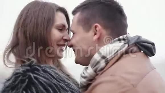 快乐的男人和女人在爱中快乐地笑交谈拥抱对方与我们所爱的人在一起的快乐时刻视频的预览图
