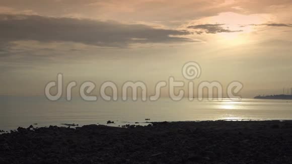印尼巴厘岛太阳升起时海滩和海岸之海的全景视频的预览图