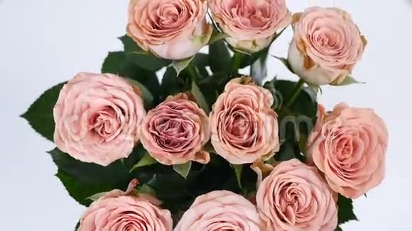 特写从上方看花花束旋转花的组成由玫瑰卡布奇诺组成神圣的美视频的预览图