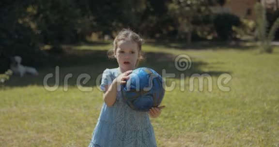 小女孩在玩蓝色的球视频的预览图