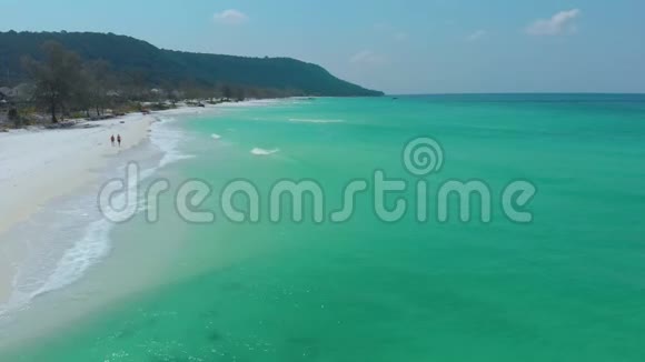 在KohRong的长滩上Dran飞过无尽的白色沙滩和绿松石水视频的预览图