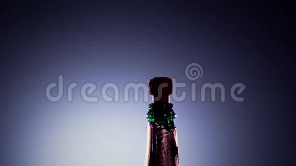 瓶装香槟酒开启动作缓慢背景明亮视频的预览图