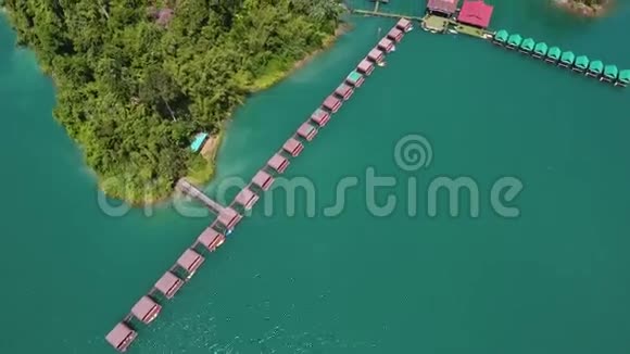 在泰国南部的高索国家公园周兰湖的平房上的鸟瞰图高清慢速运动视频的预览图