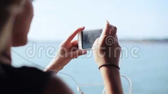 体贴的女孩在手机上拍照视频的预览图