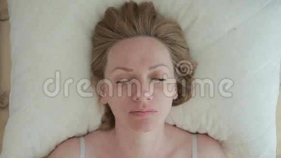那个女人躺在床上在睡梦中微笑特写镜头上文视视频的预览图