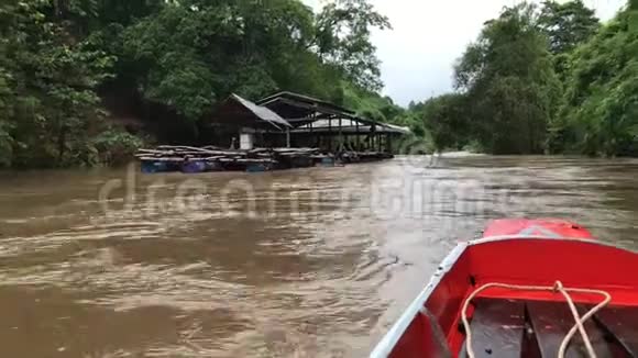 长尾船雨季水流视频的预览图