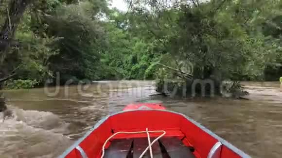 长尾船雨季水流视频的预览图